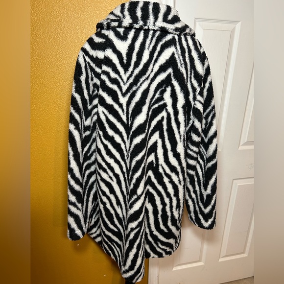 SUSAN GRAVER, Reversible, zebra Sherpa jacket!! - Picture 4 of 10